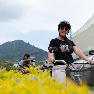 En bici entre flores y montañas